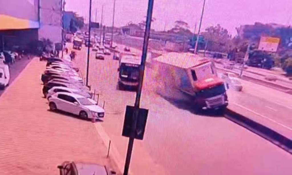 Carreta tomba ao lado de ônibus na Avenida Brasil; veja o momento