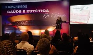 Organizadora do congresso, a biomédica Eduarda Prestes se apresentando ao público