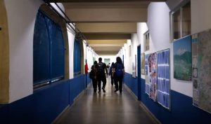 Adolescentes em escola enfrentando problemas de bullying
