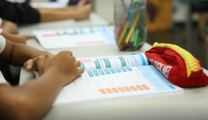 Crianças aprendendo a ler e escrever em sala de aula no Brasil