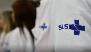 Médico realiza colonoscopia para diagnóstico precoce de câncer de intestino no SUS