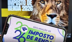 Pessoa preenchendo declaração do Imposto de Renda 2026 no computador