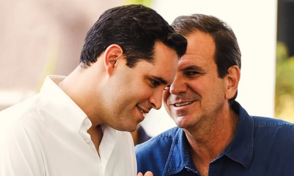 Vice-prefeito do Rio, Eduardo Cavaliere, ouve conselhos de Eduardo Paes ao pé do ouvido