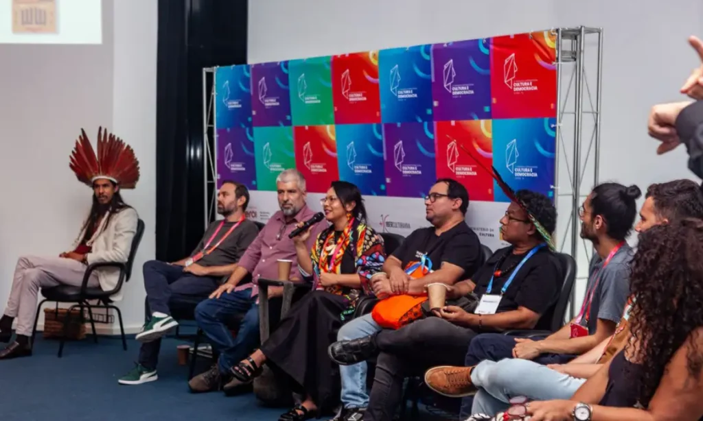 Lideranças indigenas sentadas durante reunião