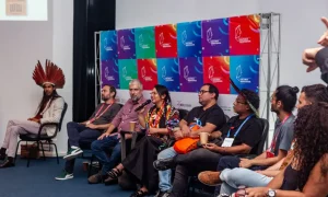 Lideranças indigenas sentadas durante reunião