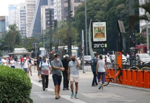 Pessoas de máscaras na pandemia