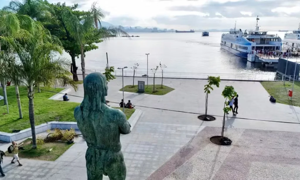 Niterói recebe líderes de povos originários de todo o Brasil para encontro histórico 25 Estatua do indigena Arariboia posicioamente olhando para o mar, no Centro de Niterói