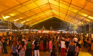 Pessoas reunidas embaixo de tenda celebrando evento no Mercado Municipal de Niterói