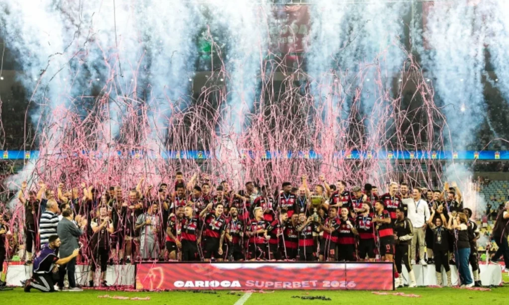 Time do Flamengo recebendo a taça da vitória no Maracanã em meia a festa e fogos