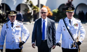 Militares fardados caminham lado a lado em dia de posse do coronel Sylvio Guerra