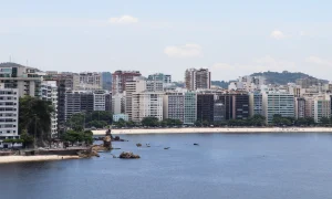 Fachada da orla do bairro Icaraí, em Niterói, durante o dia