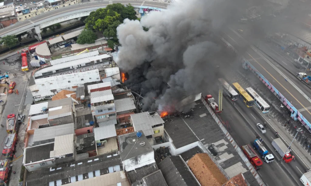 Imagens aéreas mostram fumaça e fogo em galpão na Zona Norte do Rio.