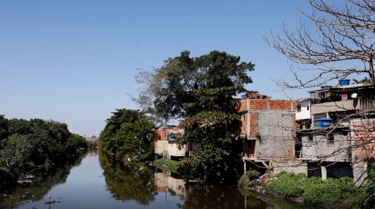 Favela no Rio de Janeiro com altas temperaturas e baixa presença de áreas verdes