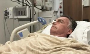 Ex-presidente Jair Bolsonaro deitado em leito de Unidade de Terapia Intensiva, no Hospital DF Star em Brasília, utilizando sonda nasal