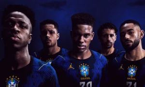 Jogadores mostram detalhes da nova camisa azul da Seleção Brasileira de futebol, destacando o logotipo Jumpman da Jordan Brand no lado direito do peito e o escudo da CBF.