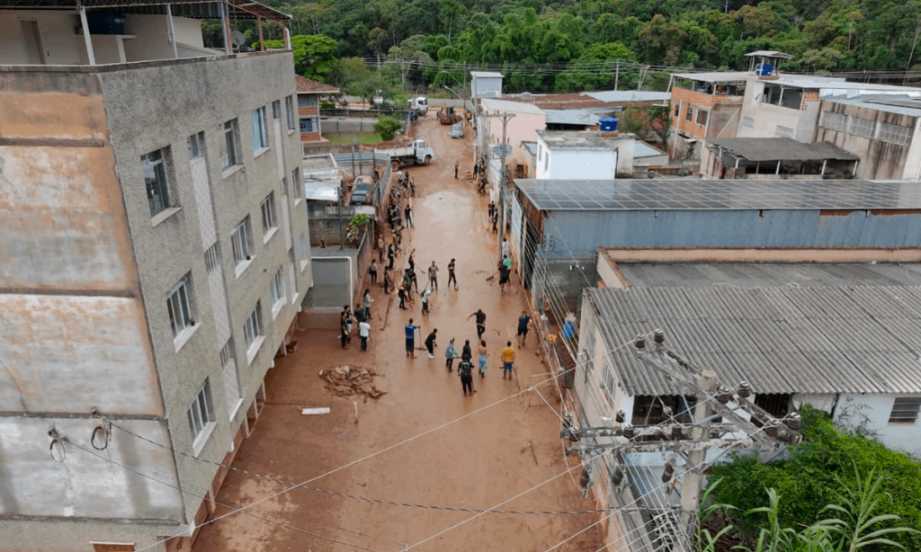 Desabrigados em Juiz de Fora limpam as ruas após as chuvas