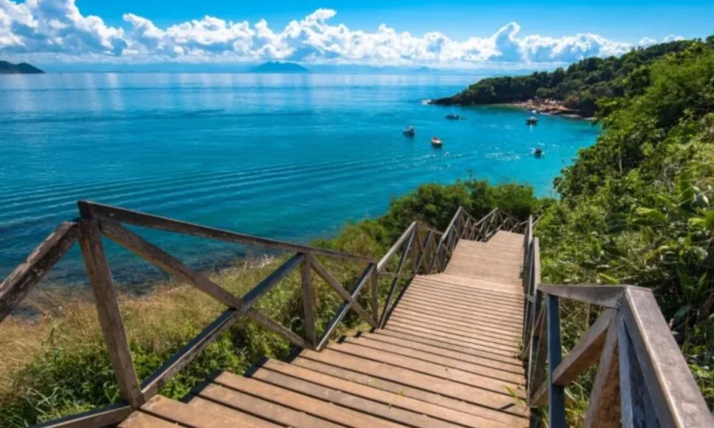 Escadadeira de acesso à praia de Praia de Armação dos Búzios, ilustrando a vitória judicial do município sobre a autarquia federal no caso dos royalties de petróleo.