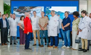 Encontro do presidente Lula, de vermelho, com representantes do SUS, e o prefeito do Rio Eduardo Paes