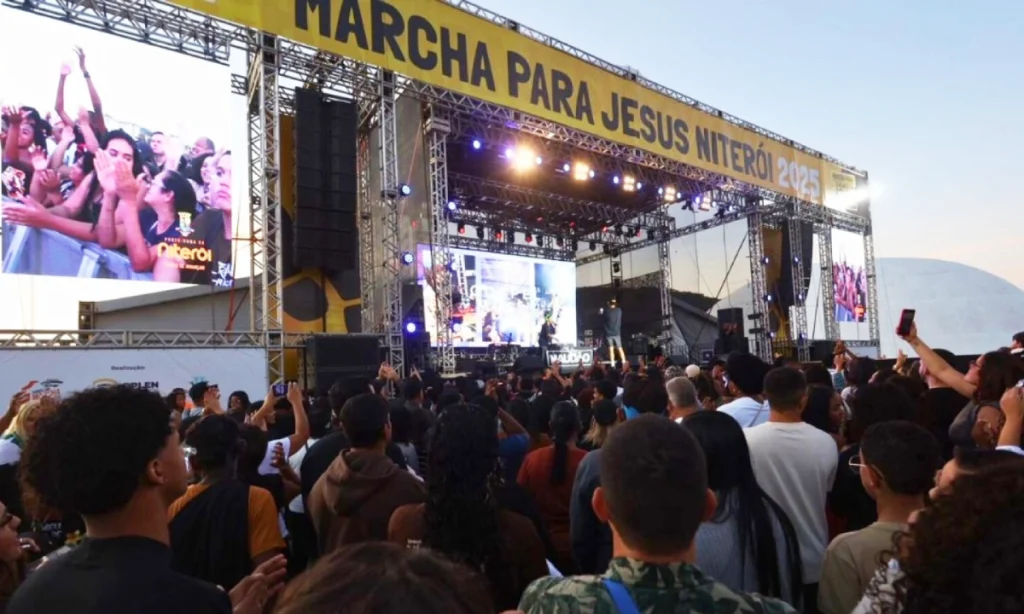 Multidão reunida assiste show evangélico em palco montado no Caminho Niemeyer, em Niterói