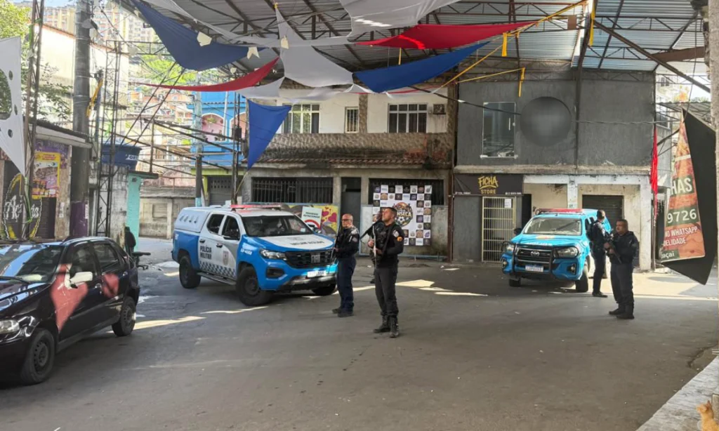 Policiais militares atuando dentro de comunidade em Niterói