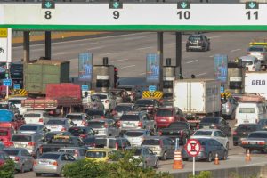 Carros enfileirados para pagamento de pedágio na Ponte Rio-Niterói