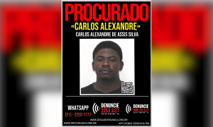 Cartaz do Disque Denúncia com a foto de Carlos Alexandre de Assis Silva, de 28 anos, procurado pela polícia de Niterói. O cartaz contém o título "Procurado" e os números de telefone para denúncias anônimas.