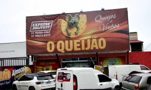 Fachada loja O Queijão na RJ-106, em Maricá