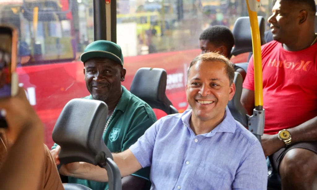 Prefeito Rodrigo Neves sentado dentro de ônibus