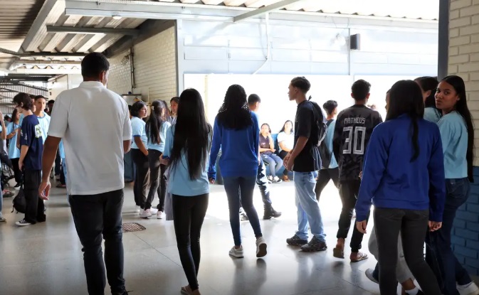 Estudante acessa aplicativo Caixa Tem para receber parcela do Pé-de-Meia 2026