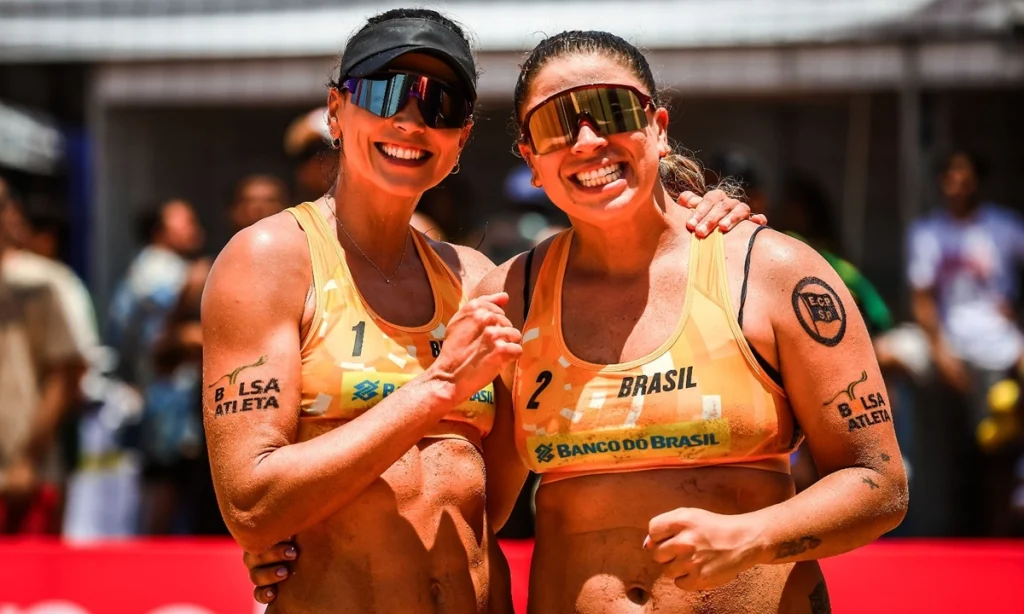 Jogadoras de vôlei de praia Jackie Silva e Sandra Pires posando para a foto
