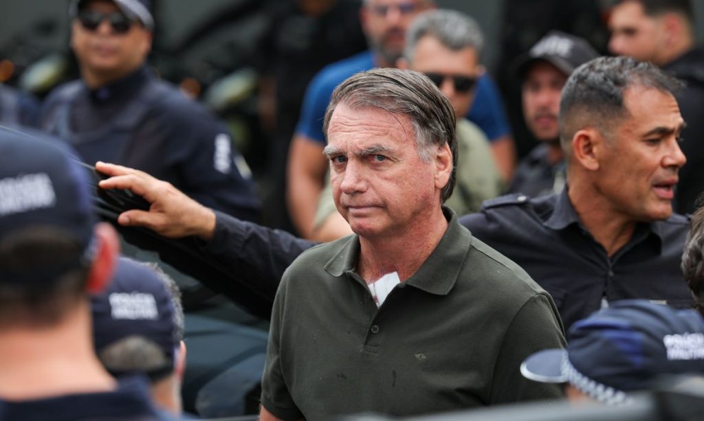 Bolsonaro tem pedido de cirurgia no ombro aprovado pela PGR 25 Jair Bolsonaro tem o pedido para realizar cirurgia no ombro aprovadao.