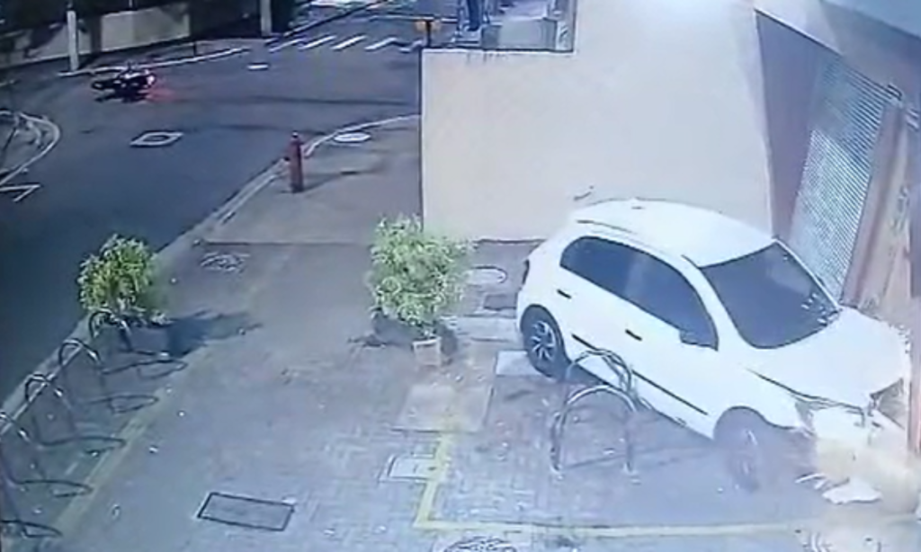Imagens impressionantes mostram batida entre carro e moto em Niterói