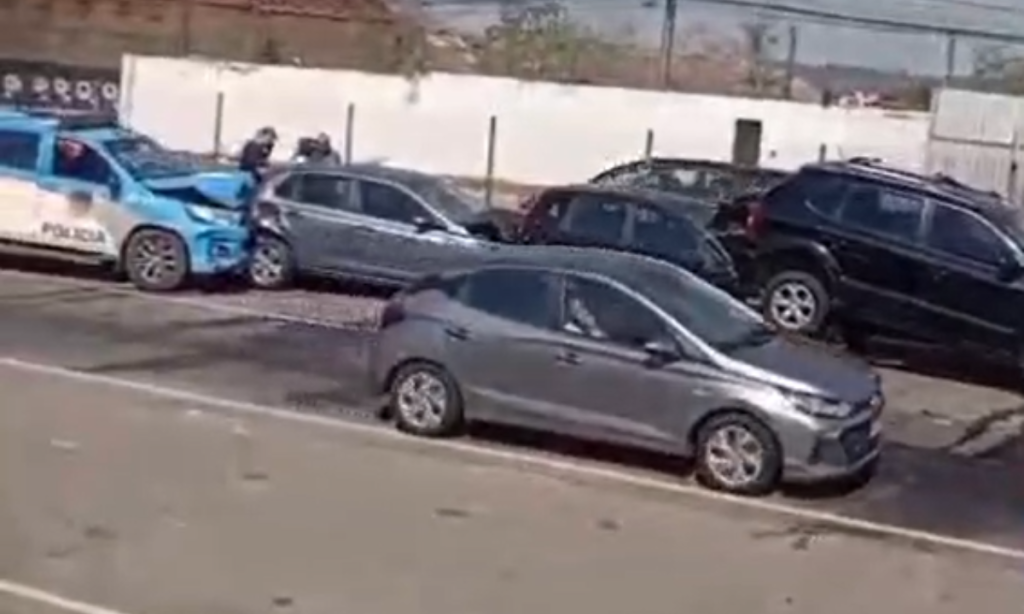 Engavetamento com carros na BR-101