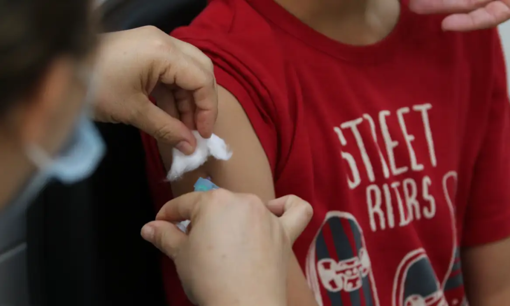 Vacinação em massa começa em escolas da Rede Pública no Brasil