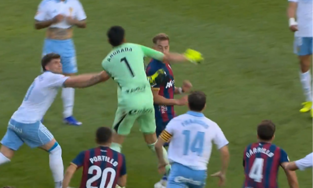 Goleiro argentino acerta soco em rival durante clássico na Espanha