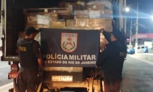 Viaturas da Polícia Militar do 35º BPM em patrulhamento, com caminhão recuperado ao fundo, ilustrando operação policial em Itaboraí.