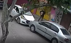 Falso entregador agride e tenta furtar casal de idosos em Niterói