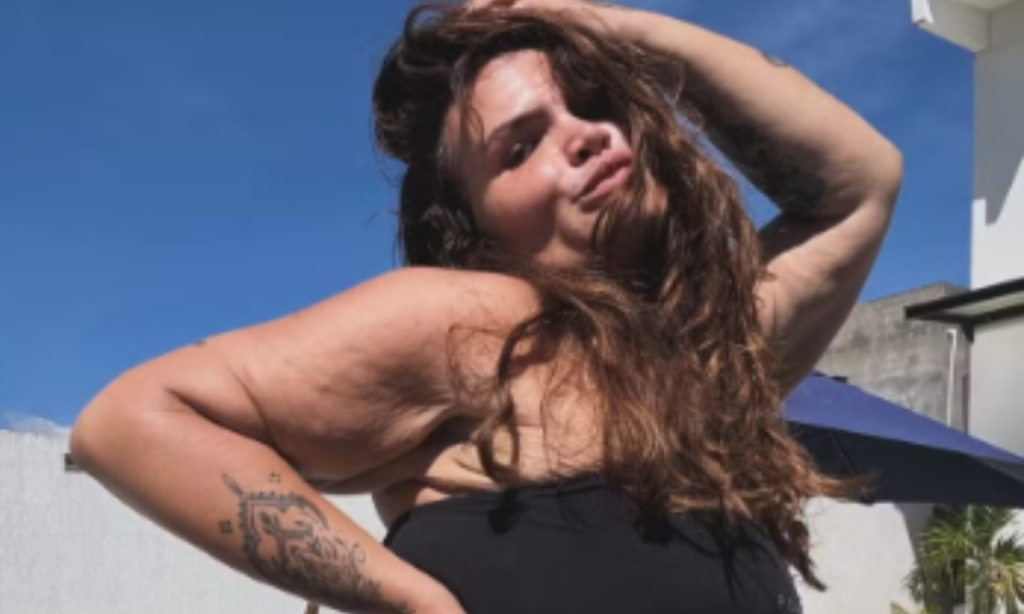 Foto dividida em antes e depois da influenciadora Thais Carla, mostrando sua evolução física após um ano de cirurgia bariátrica. Ela sorri em ambas as imagens.