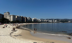 Praia de Icaraí tem céu limpo e sol bom neste domingo, em Niterói