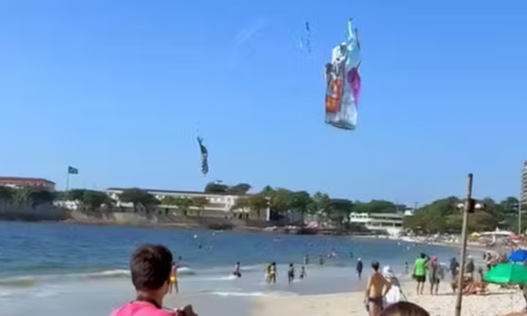 Banhistas ficam assustados com queda de balão em Praia de Copacabana