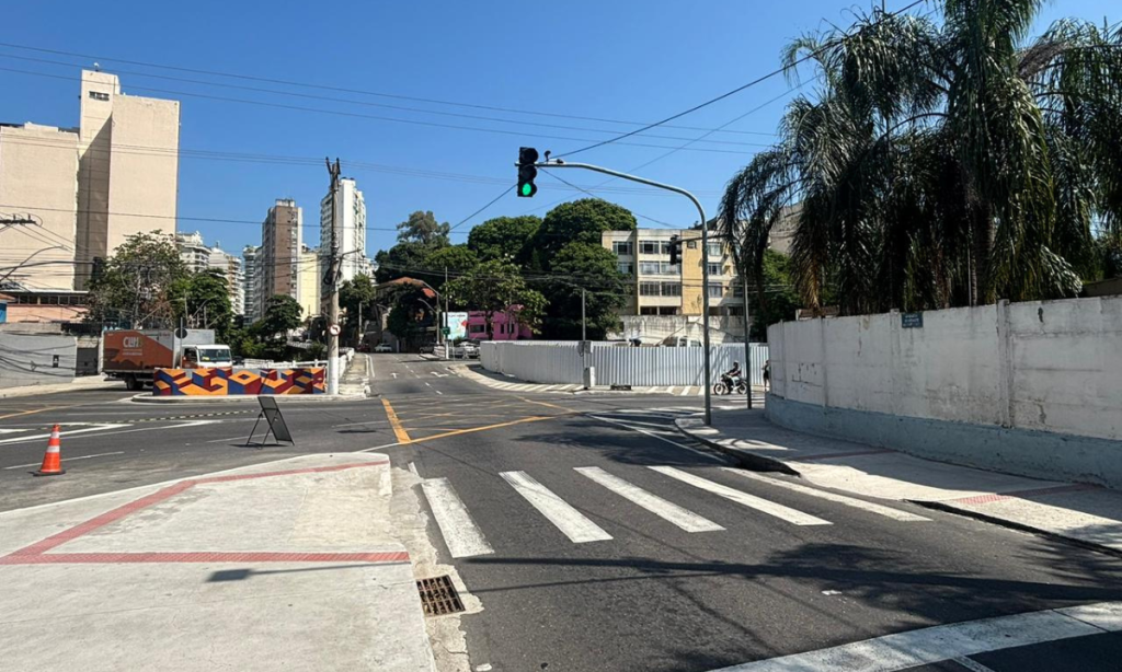 Avenida em Niterói tem mudanças no trânsito para obra de saneamento