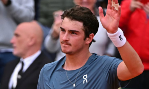 João Fonseca vence na estreia e avança no saibro de Monte Carlo