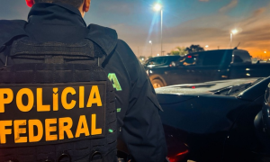 Casal é preso com arsenal escondido em carro na Via Dutra