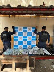 Drogas e rádios comunicadores apreendidos em operação da PM em Maricá