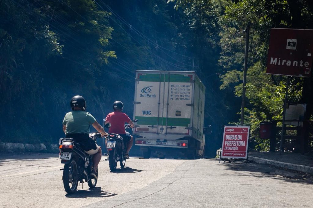 Serrinha: motoristas ignoram placas no trecho