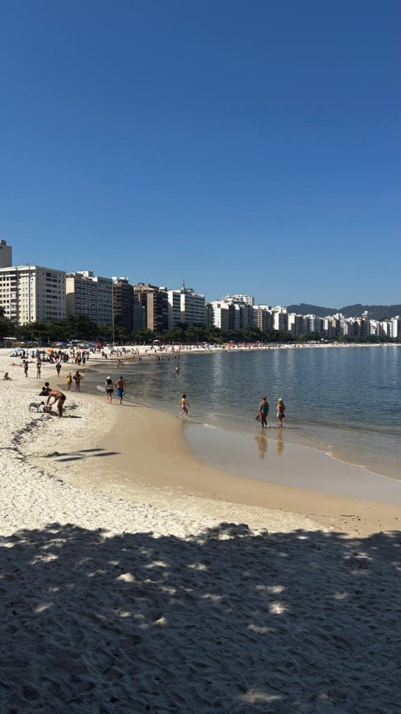 Praia de Icaraí em domingo de sol, em NIterói. 