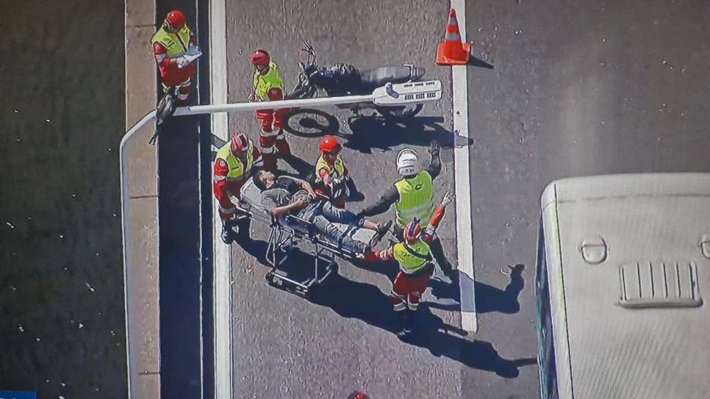 Acidente entre moto e caminhão na Ponte Rio-Niterói com atendimento a vítima no local