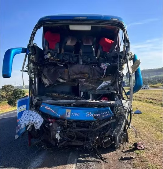 Acidente de ônibus deixa fiéis feridos em Minas Gerais.