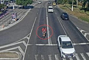 Imagem ilustrativa mostrando viatura da Polícia Civil e agentes em operação de trânsito nas ruas de Niterói durante o dia.