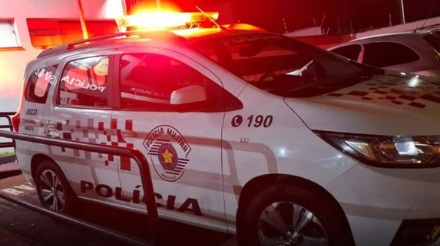 Rua bloqueada com barricadas em chamas durante protesto em São Paulo